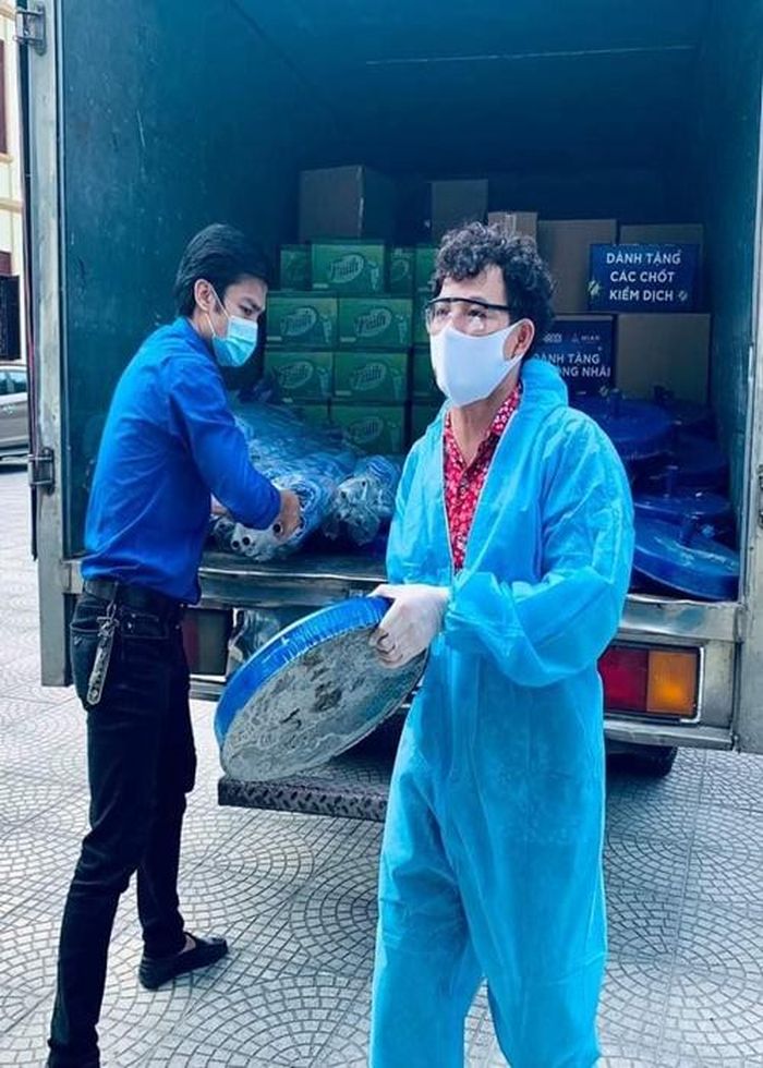 Hình ảnh đời thường làm giám đốc của nghệ sĩ Xuân Bắc-9