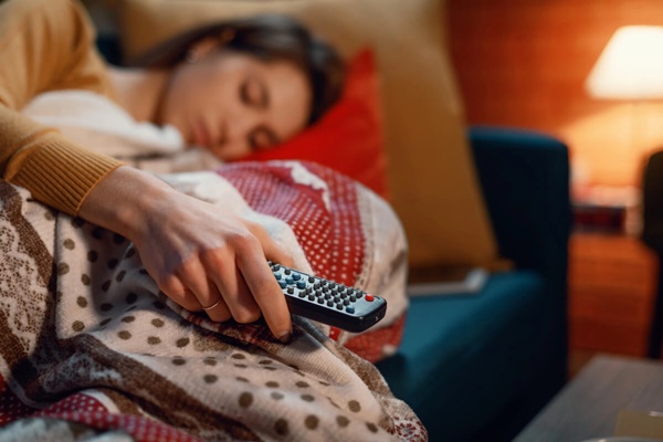 Ngủ trong khi TV vẫn mở: Thói quen tưởng vô hại nhưng tiềm ẩn nhiều nguy cơ mắc các bệnh-1