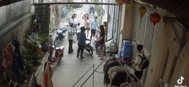 Xóm nhỏ dễ thương: Cất hộ quần áo khi trời mưa, có món gì ngon đều đem cho nhau-6