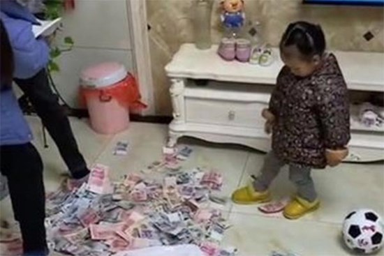 Mẹ chồng đánh bài, con dâu ủng hộ và cái kết kinh ngạc