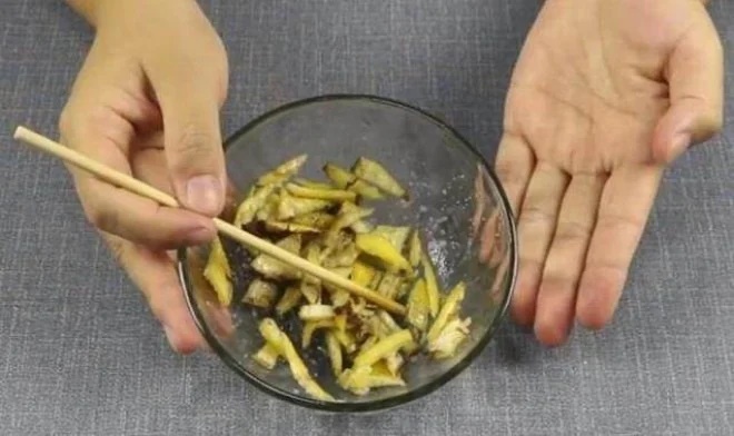 Cắt nhỏ vỏ chuối rồi thêm chút muối, chút bột giặt vào: Chỉ sau 1 đêm, gián khiếp vía, một đi không trở lại-2