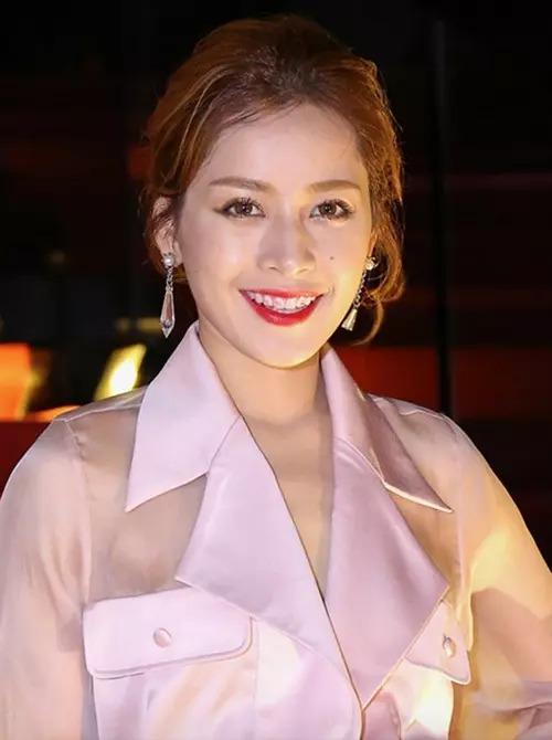 HHen Niê gây hết hồn khi để lộ hàm răng đỏ au be bét-10