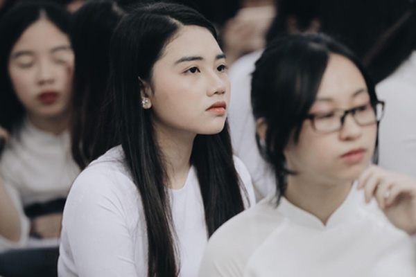 Xô xát với bảo vệ, văng tục với cô giáo, thầy tiếng Anh người nước ngoài bị thay thế-2