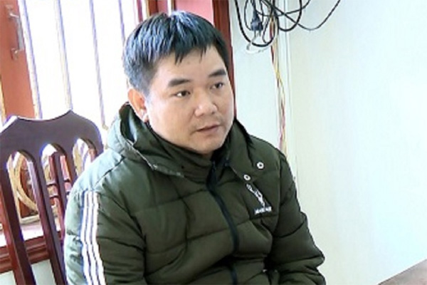 Thanh niên bị đánh hội đồng vì hôn tay bạn gái người khác-2