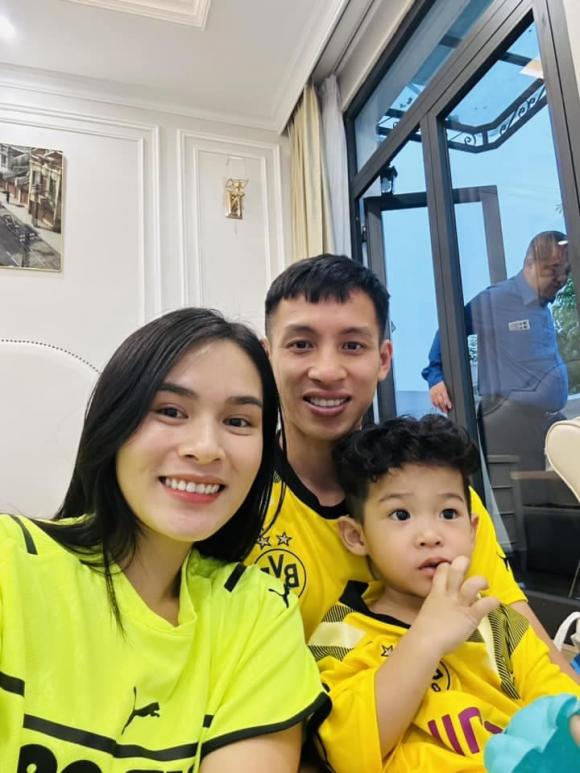 Tiền vệ Đỗ Hùng Dũng tậu xế hộp mới vào dịp cuối năm-3