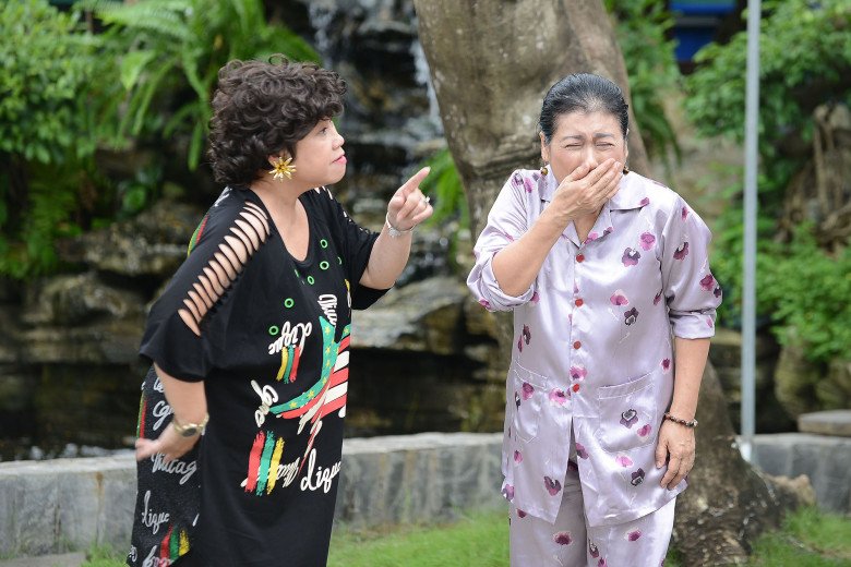 12 giờ trưa nghe tiếng mẹ chồng cãi nhau với hàng xóm, tôi ló mặt ra xem rồi bật cười khoái chí-2