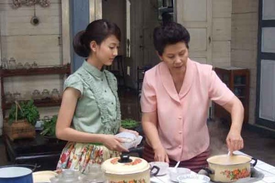 12 giờ trưa nghe tiếng mẹ chồng cãi nhau với hàng xóm, tôi ló mặt ra xem rồi bật cười khoái chí