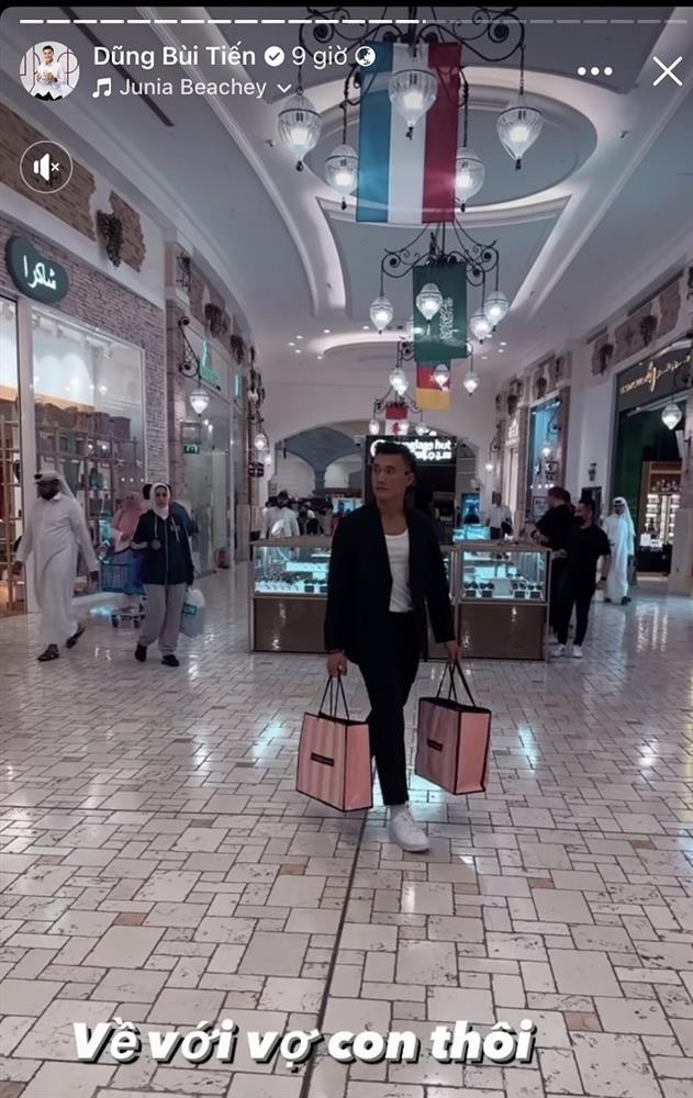 Bùi Tiến Dũng tay xách nách mang quà trời Tây về cho vợ con-2