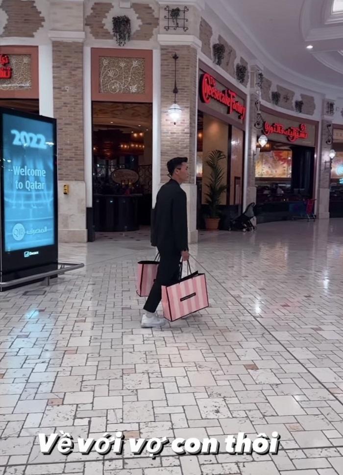 Bùi Tiến Dũng tay xách nách mang quà trời Tây về cho vợ con-3