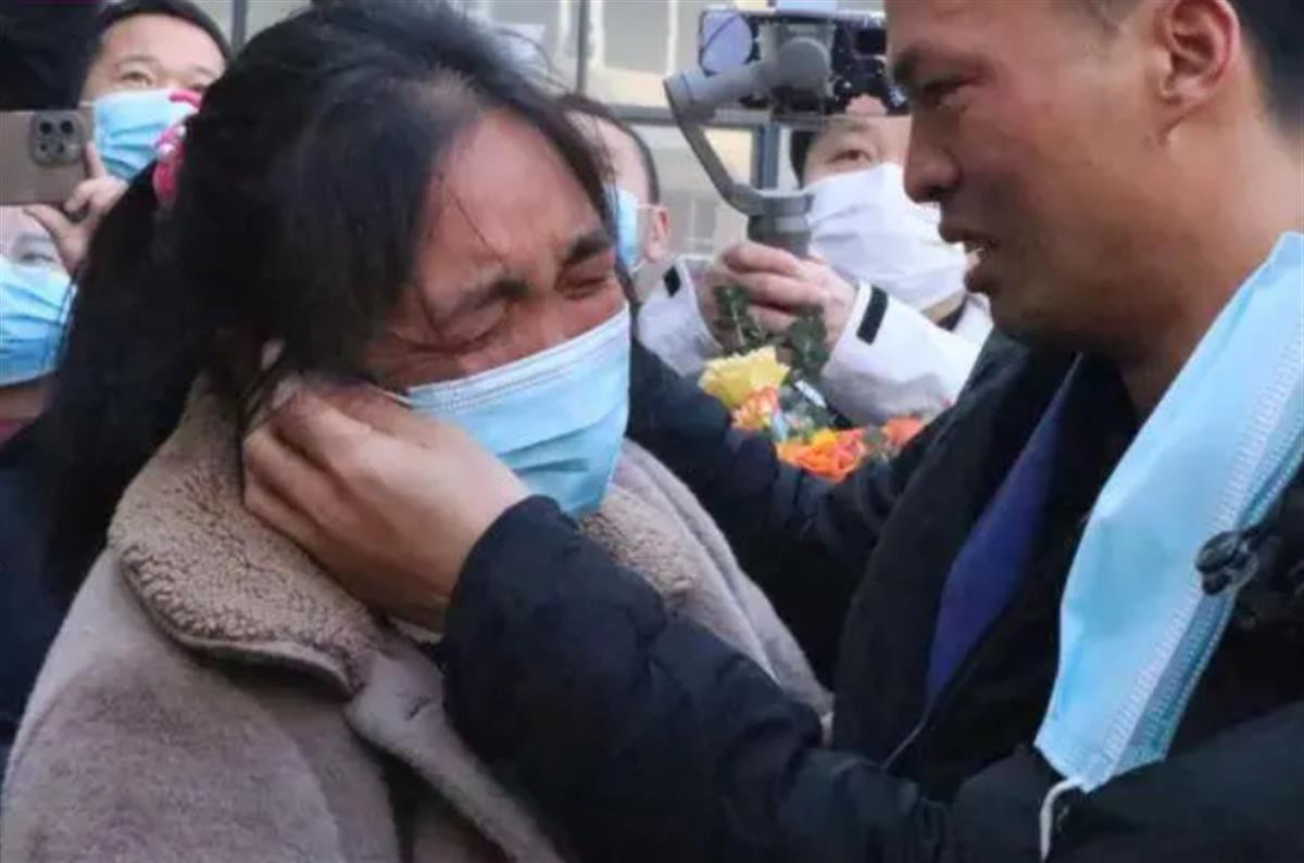 Gặp mẹ sau 33 năm bị bắt cóc, người đàn ông sửng sốt trước chuyện gia đình-2