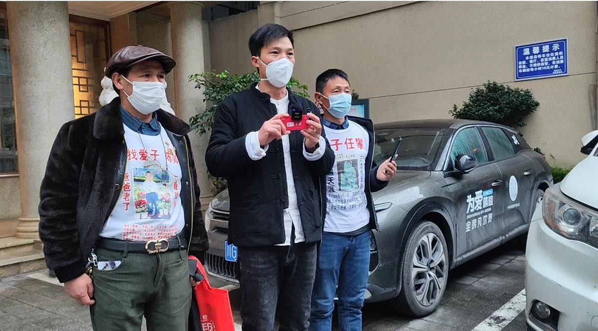 Gặp mẹ sau 33 năm bị bắt cóc, người đàn ông sửng sốt trước chuyện gia đình-3