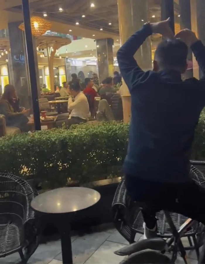 Thanh niên ế thâm niên đi hẹn hò lại bị bạn bắt gặp và tình cảnh ngượng chín mặt sau đó-2