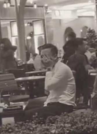 Thanh niên ế thâm niên đi hẹn hò lại bị bạn bắt gặp và tình cảnh ngượng chín mặt sau đó-3