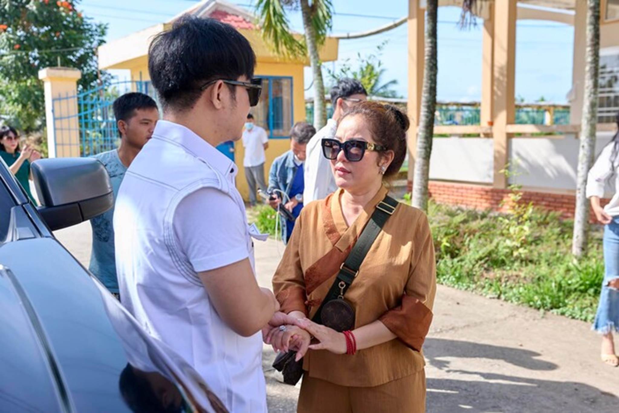 Danh hài Thúy Nga lên tiếng về đoạn clip từ thiện gây tranh cãi-4