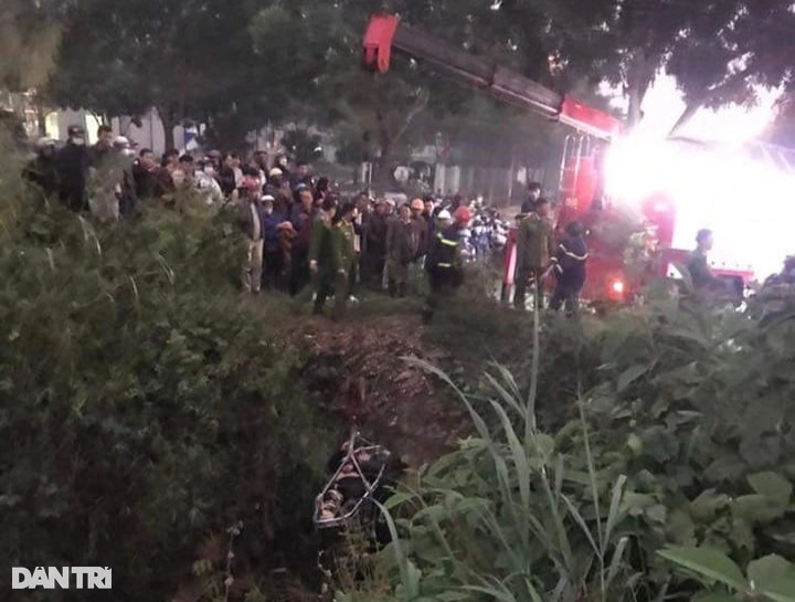 Ô tô chở 3 người rơi xuống khe suối 15 tiếng không ai biết-1