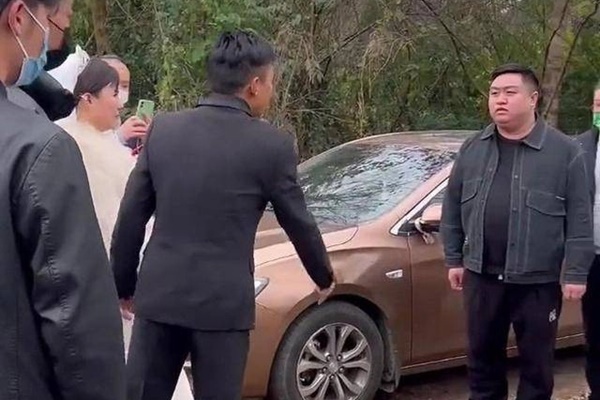 Vợ chặn đầu xe trong khi chồng vẫn cố lái, lý do được tiết lộ khiến MXH tranh cãi không ngớt-3