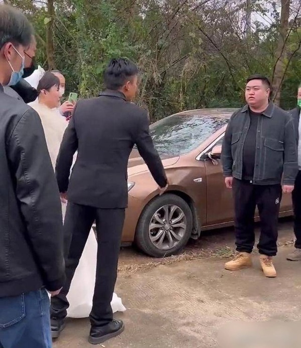 Chặn xe đám cưới để làm loạn, bạn trai cũ của cô dâu cúi đầu ra về vì câu hỏi từ chú rể-1