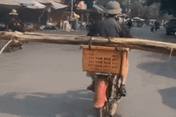 Sang đường thiếu quan sát, thanh niên đi xe máy vẫn nhanh chân thoát được gầm xe tải-1