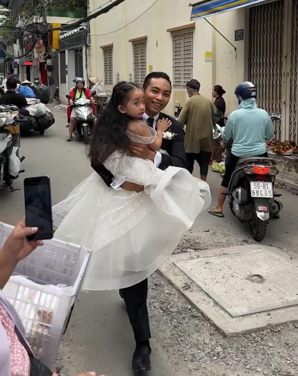 Khánh Thi - Phan Hiển cưới ở nhà thờ, 5 người nâng váy cô dâu-1
