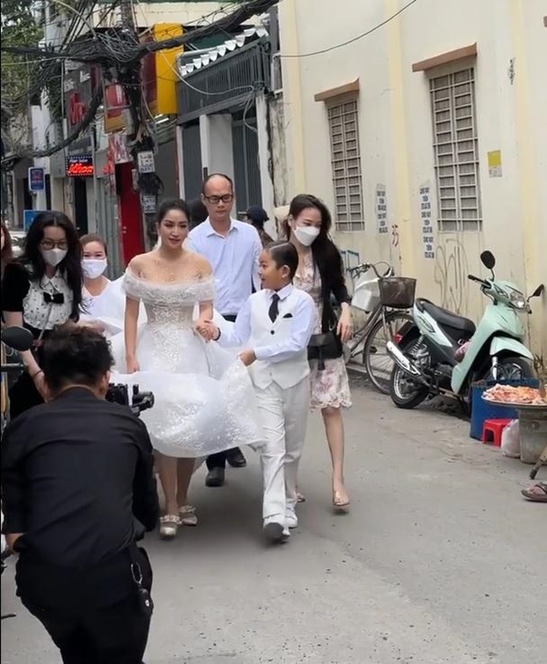 Khánh Thi - Phan Hiển cưới ở nhà thờ, 5 người nâng váy cô dâu-2