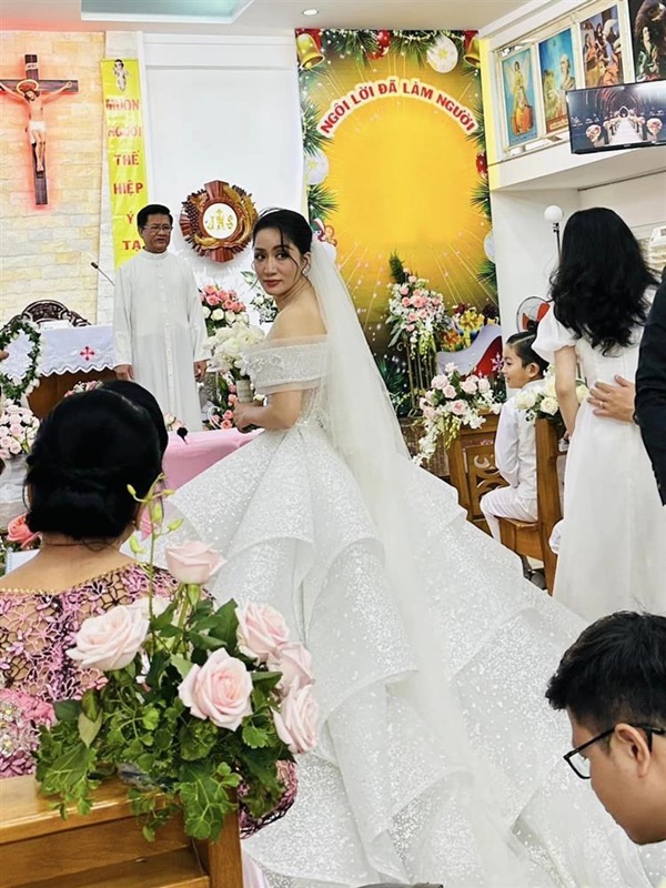 Khánh Thi - Phan Hiển cưới ở nhà thờ, 5 người nâng váy cô dâu-4