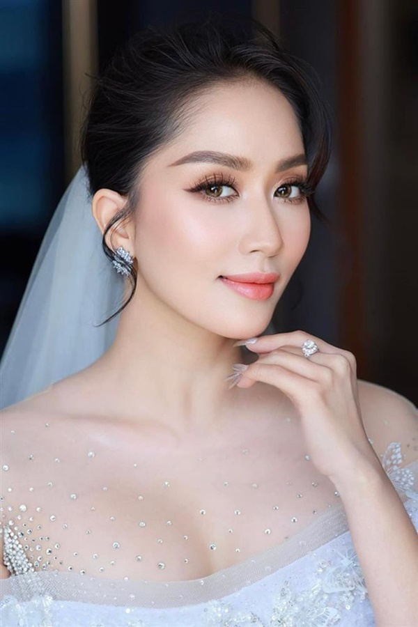 Khánh Thi - Phan Hiển cưới ở nhà thờ, 5 người nâng váy cô dâu-7