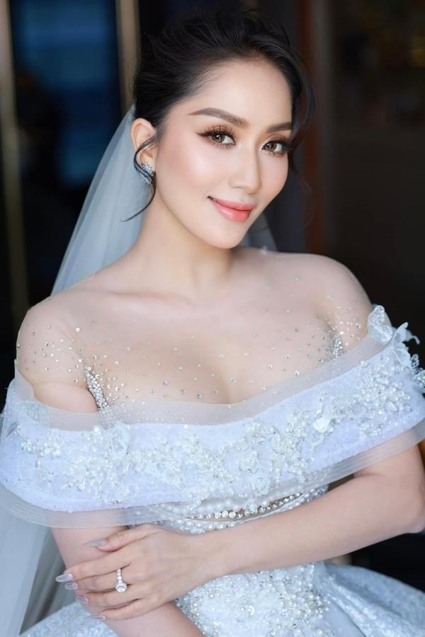 Khánh Thi - Phan Hiển cưới ở nhà thờ, 5 người nâng váy cô dâu-8