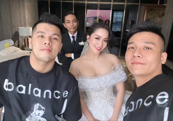 Khánh Thi - Phan Hiển cưới ở nhà thờ, 5 người nâng váy cô dâu-10