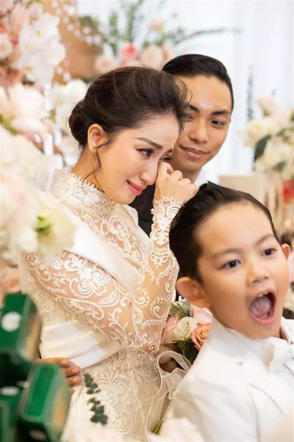 Khánh Thi - Phan Hiển cưới ở nhà thờ, 5 người nâng váy cô dâu-12