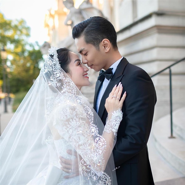 Khánh Thi - Phan Hiển cưới ở nhà thờ, 5 người nâng váy cô dâu-13