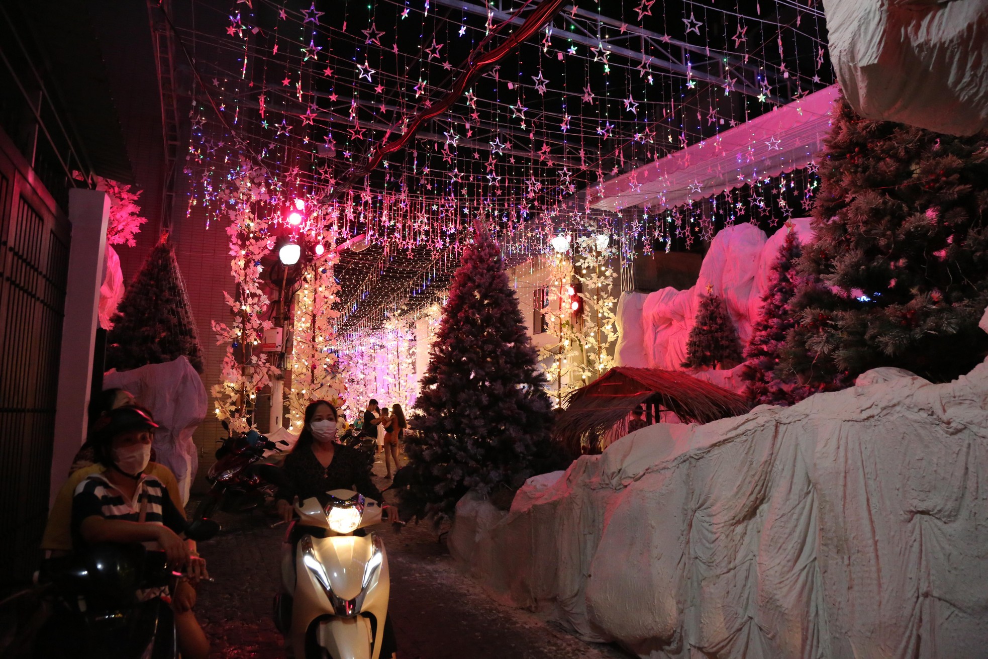 Tuyết phủ trắng nhiều hẻm ở TPHCM, người dân tấp nập đến check-in đón Noel sớm-13