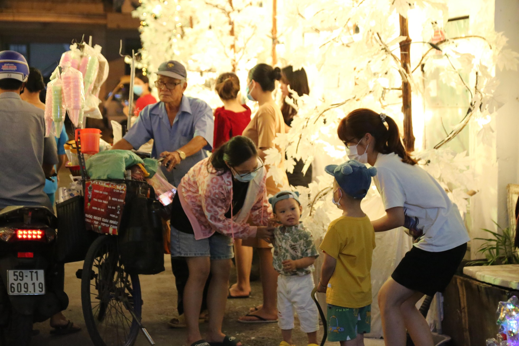 Tuyết phủ trắng nhiều hẻm ở TPHCM, người dân tấp nập đến check-in đón Noel sớm-12