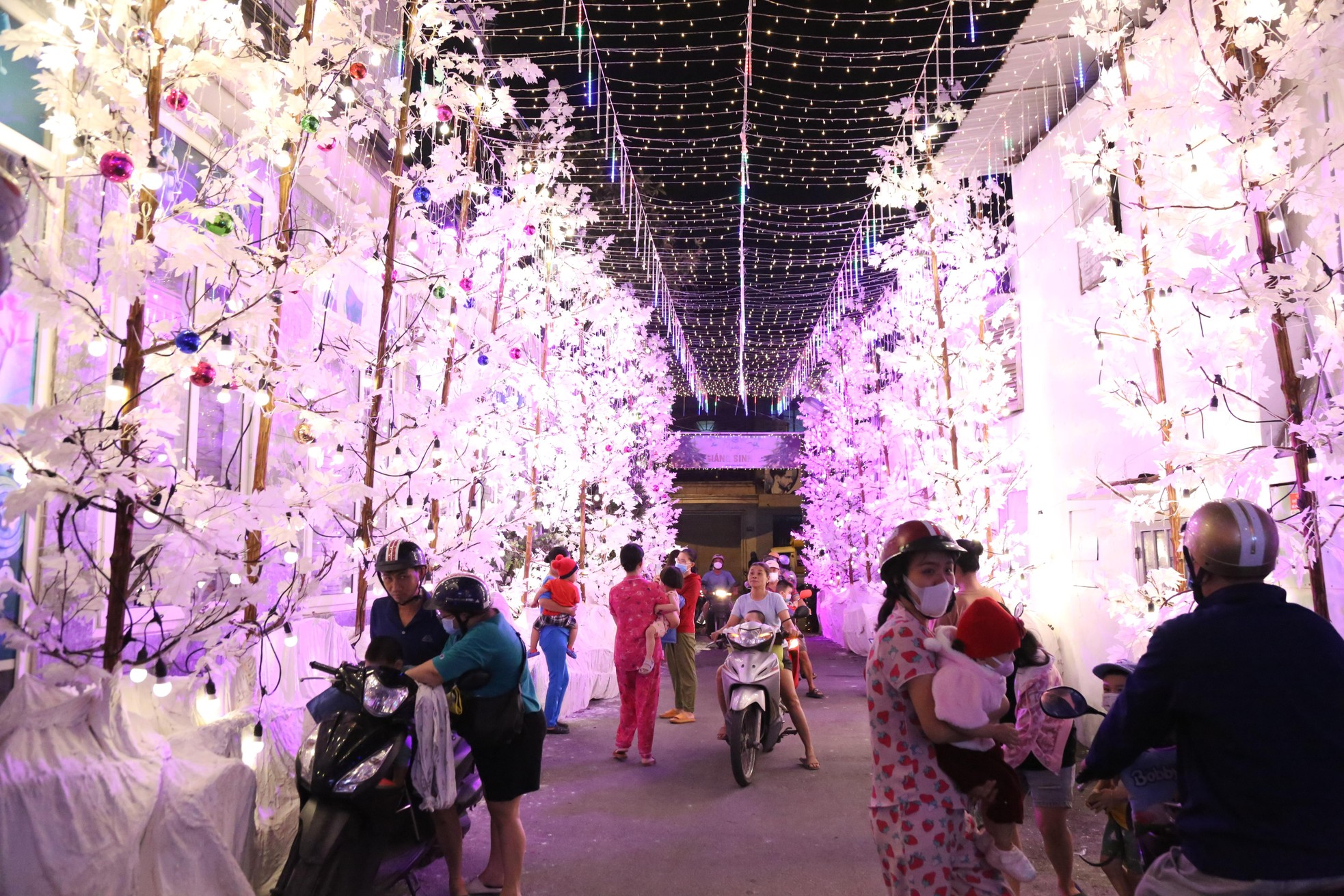 Tuyết phủ trắng nhiều hẻm ở TPHCM, người dân tấp nập đến check-in đón Noel sớm-4