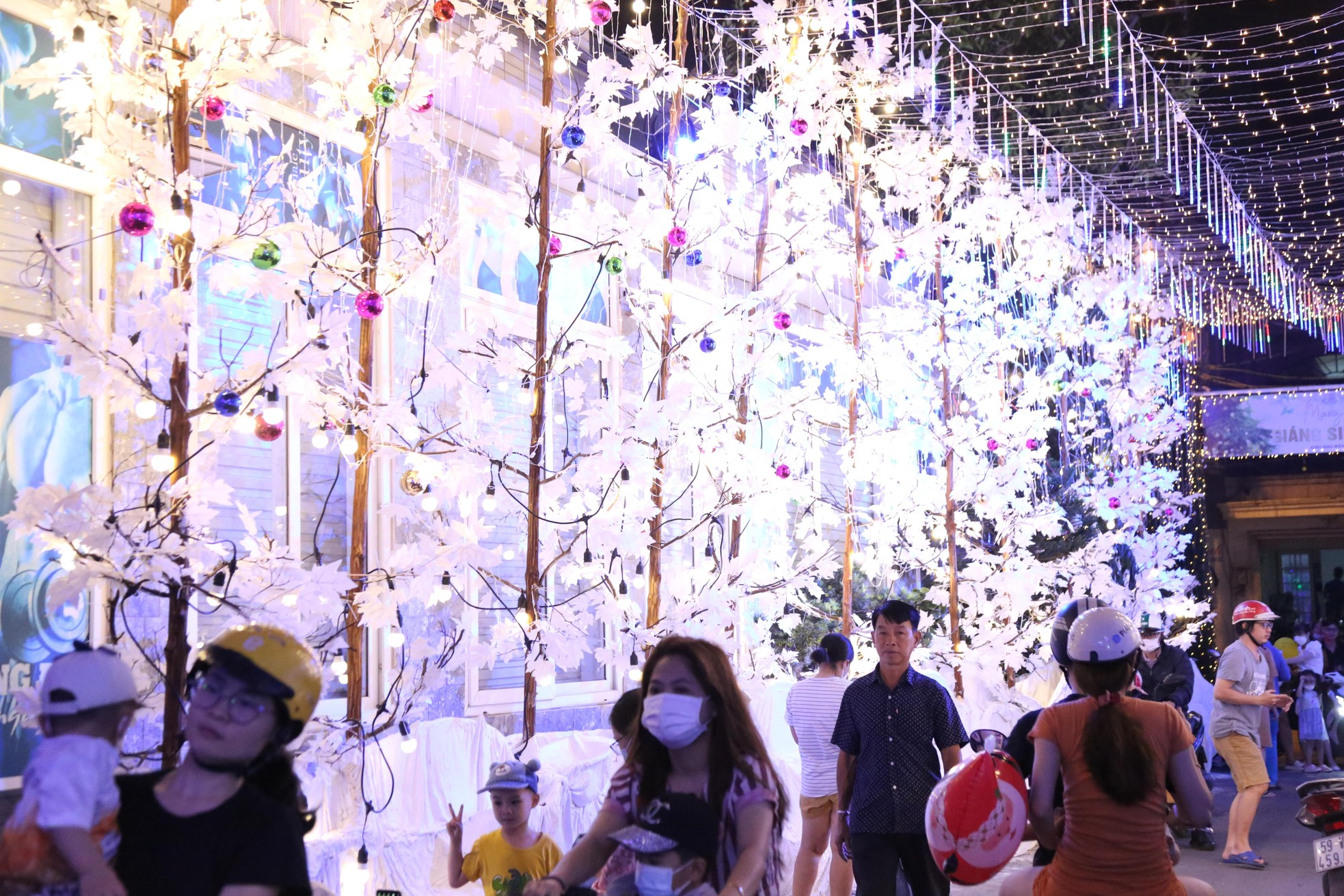 Tuyết phủ trắng nhiều hẻm ở TPHCM, người dân tấp nập đến check-in đón Noel sớm-7