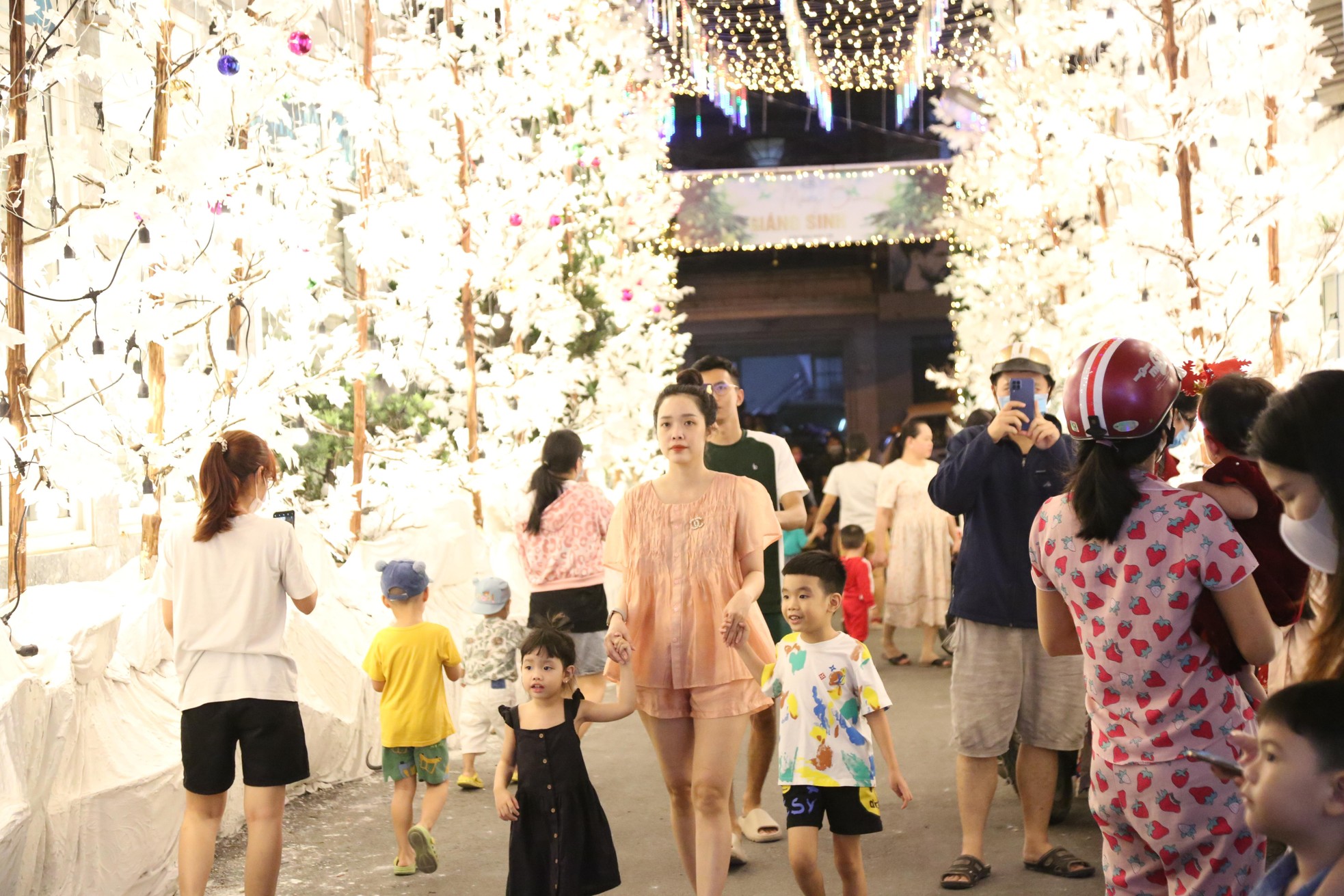 Tuyết phủ trắng nhiều hẻm ở TPHCM, người dân tấp nập đến check-in đón Noel sớm-11