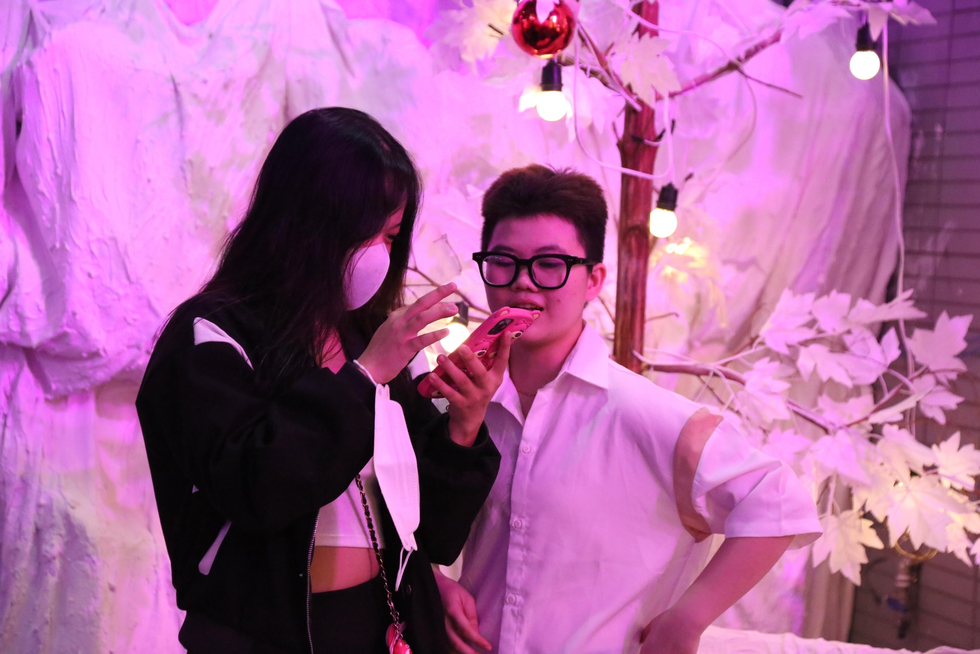 Tuyết phủ trắng nhiều hẻm ở TPHCM, người dân tấp nập đến check-in đón Noel sớm-8