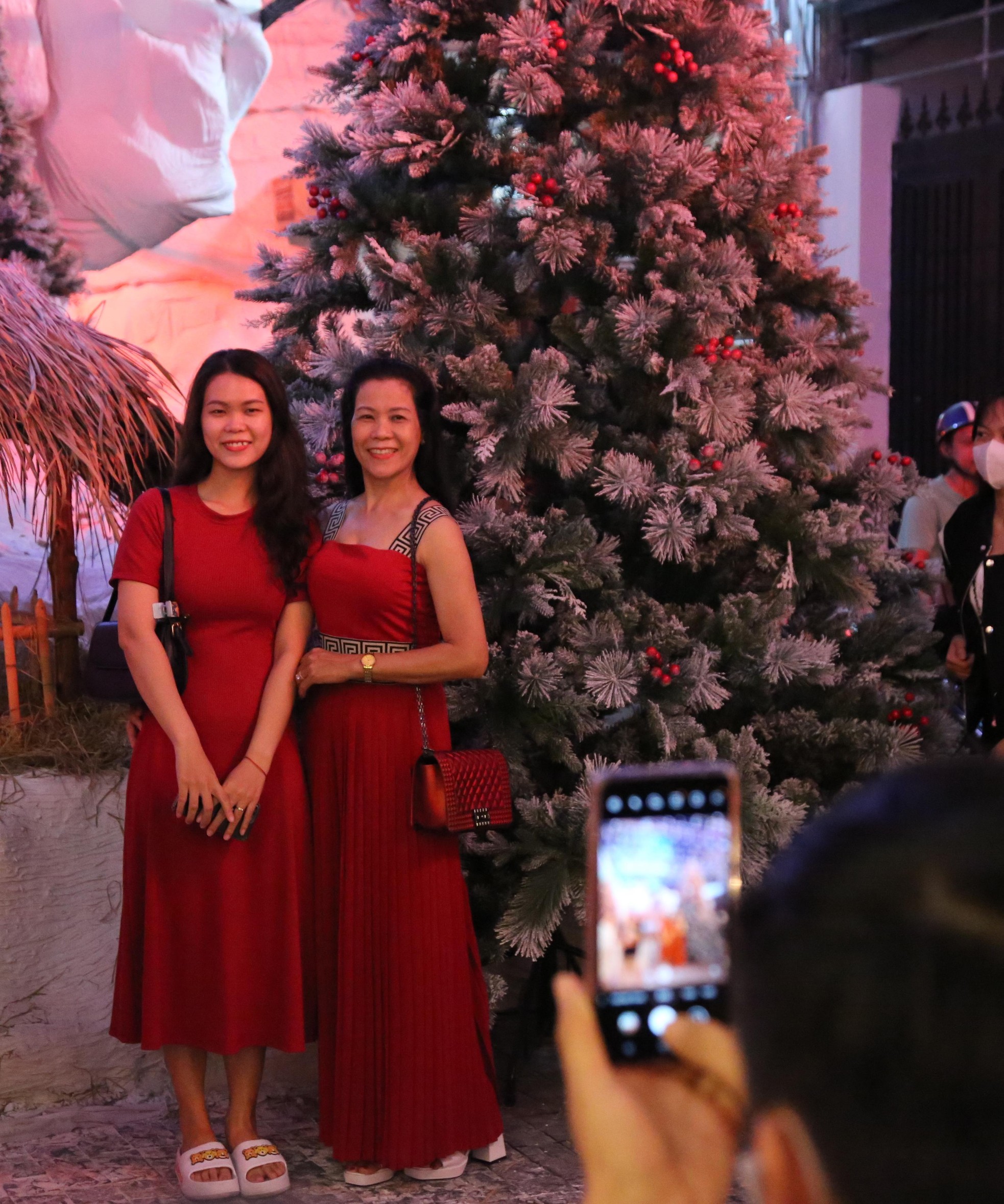 Tuyết phủ trắng nhiều hẻm ở TPHCM, người dân tấp nập đến check-in đón Noel sớm-10