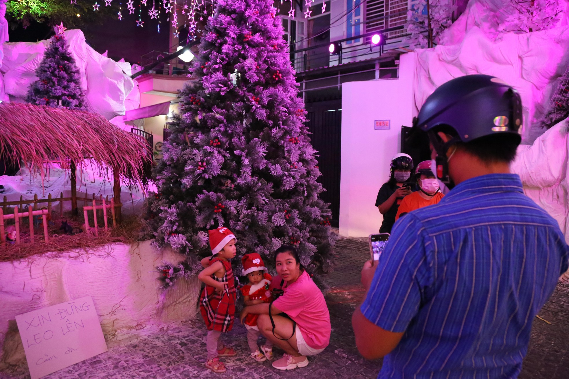 Tuyết phủ trắng nhiều hẻm ở TPHCM, người dân tấp nập đến check-in đón Noel sớm-5