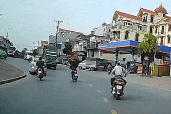 Sang đường thiếu quan sát, thanh niên đi xe máy vẫn nhanh chân thoát được gầm xe tải