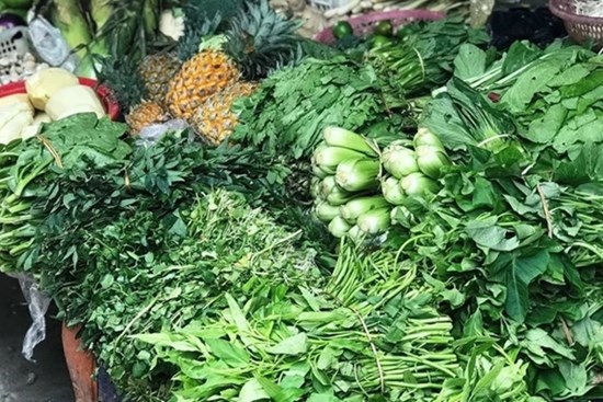 Chuyện lạ: Tôm hùm Alaska, cua hoàng đế... đại hạ giá gần 1 triệu đồng, rau xanh lại đắt ngang với tiền thịt, cá