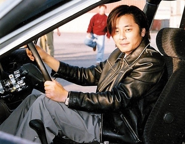 Cuộc sống của nam ca sĩ từng bị đầu độc thủy ngân-1