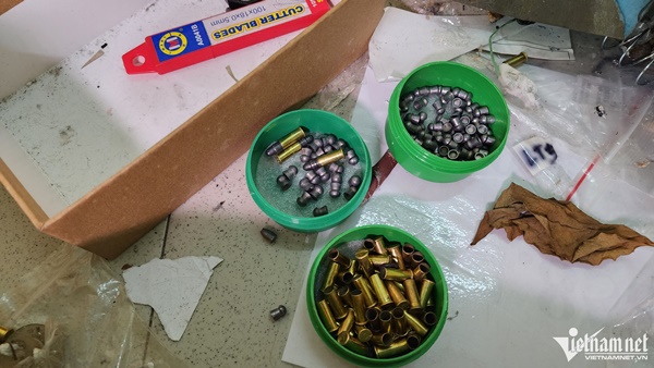 Hình ảnh kho vũ khí với cả nghìn viên đạn vừa bị Bộ Công an triệt phá-8