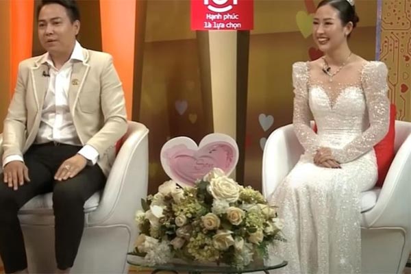 Chồng để ảnh chụp thân mật với nhân tình làm hình nền điện thoại-2