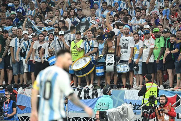 Vì sao người Argentina cuồng bóng đá đến mức ân nhân suốt đời của Messi không muốn họ vô địch?-1