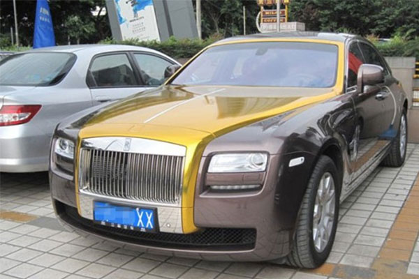 Thanh niên làm hỏng logo xe Rolls-Royce Ghost trị giá gần 1 tỷ đồng-1