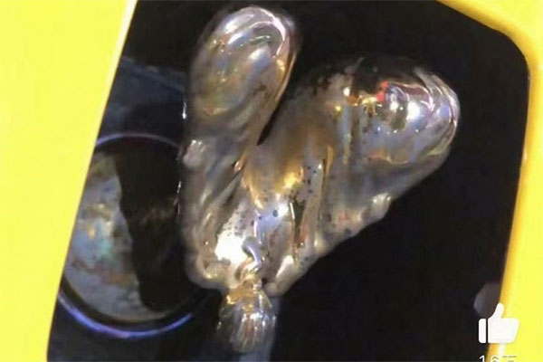 Thanh niên làm hỏng logo xe Rolls-Royce Ghost trị giá gần 1 tỷ đồng-2