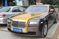 Thanh niên làm hỏng logo xe Rolls-Royce Ghost trị giá gần 1 tỷ đồng