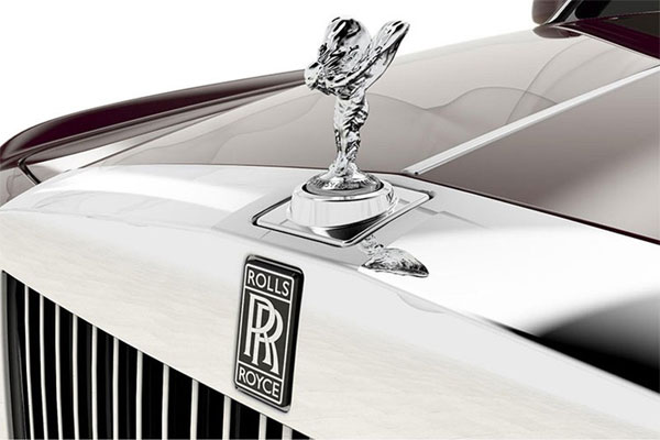 Thanh niên làm hỏng logo xe Rolls-Royce Ghost trị giá gần 1 tỷ ...