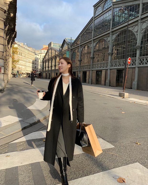 10 cách phối đồ với áo khoác dạ đen dáng dài-10