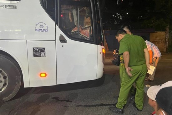 Chở con bằng xe máy, người cha tử vong vì va chạm với xe khách